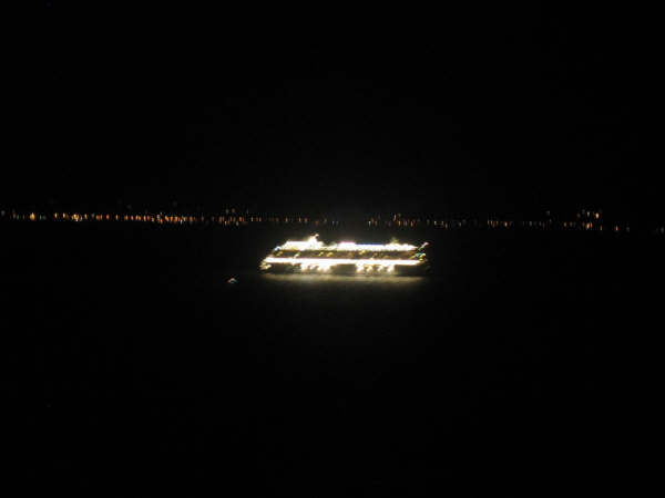 Bateau sur la baie, la nuit