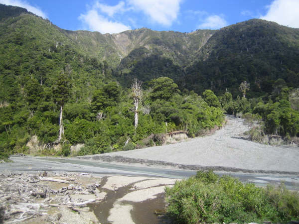 ... l'Orongoro River. Elle serpente dans une vallée couverte de