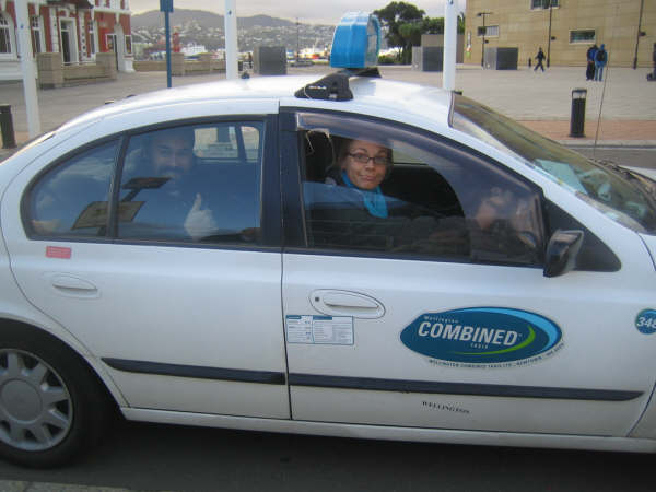 Un membre de l'équipe en train de conduire un taxi