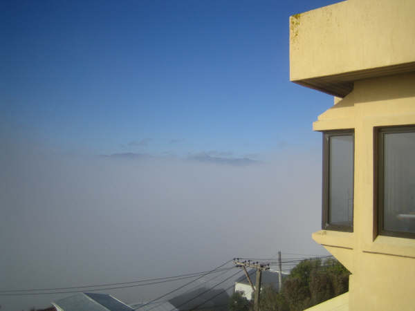 ... et voir les sommets du Rimutaka, en face, depasser des nuage