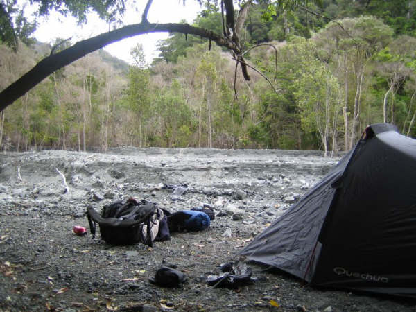 La tente est placee a cote d'un bras de l'Orongorongo