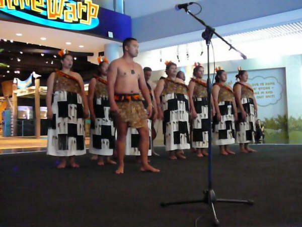 Samedi 17. Pour le 9e anniversaire du Te Papa (le musee de Wellington), un spectacle de danse traditionnelle maori est organise