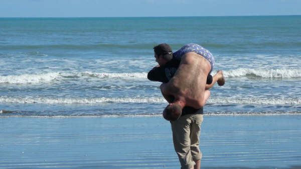 Seb a pris la photo quand Laurent m'emmene vers les vagues, mais pas celle ou MOI j'emmene Laurent dans l'eau!!