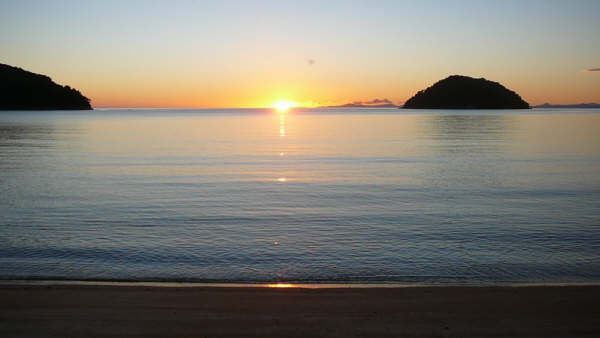 ... d'où un joli lever de soleil, avec l'île Tonga au premier pl