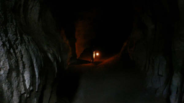 Puis visite de grottes, à la lumière de la lanterne ...
