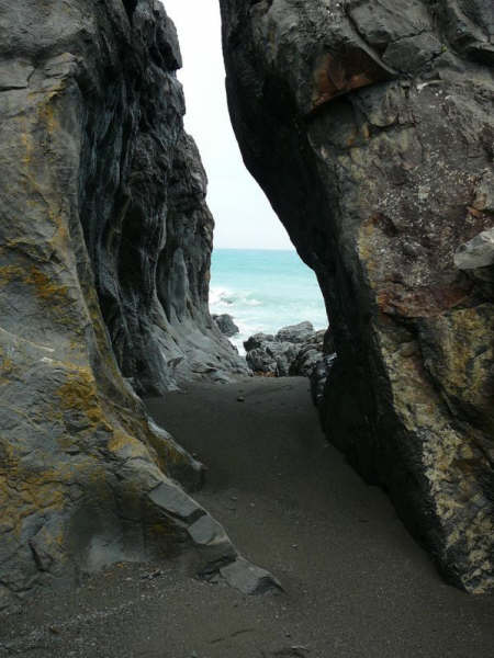 Plus loin, sur la plage, des rochers qui sont en fait, presque des montagnes, une fois qu'on s'en est approche