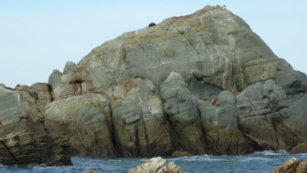 Séparé de la côte par un petit bras de mer, ce gros rocher, qui, si l'on regarde de plus près ...
