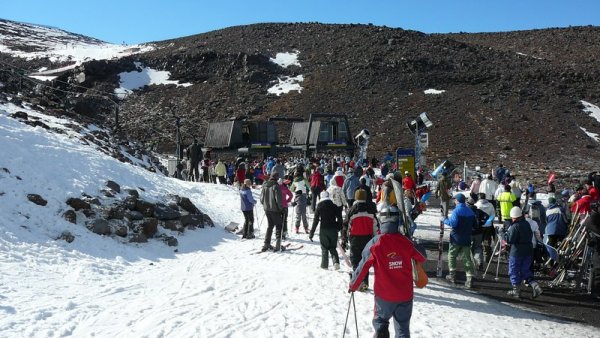Au pied du Mont Ruapehu, un des volcans actifs de la région centre, la station du ski.