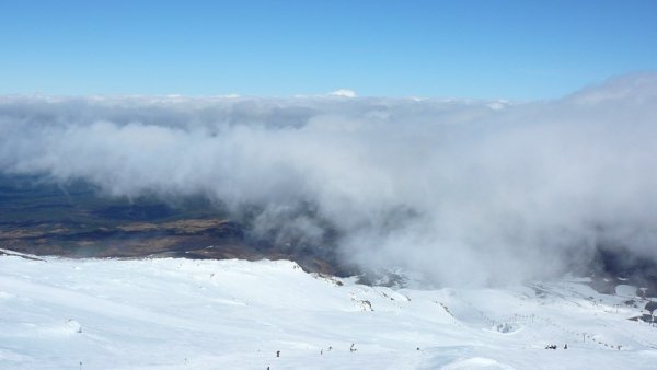 En haut, nous sommes au dessus des nuages. Et là, une vue inhabituelle (pour moi): être sur une piste de ski et être entouré de plaines!