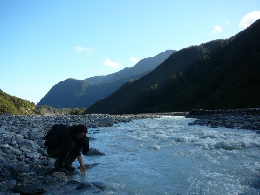 Ici, Nico touche l'eau de la riviere sortant du glacier