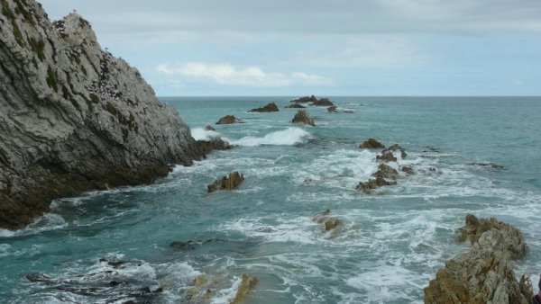 ... et la mer est bien agitee, surtout lorsqu'elle s'engouffre dans cet alignement de rochers