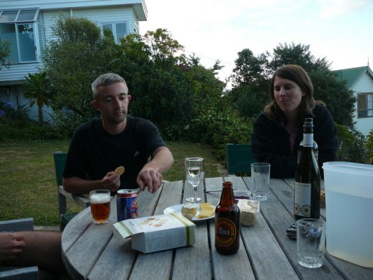 Et pour la premiere fois en deux ans, on dine dans le jardin, avec Chris et Aurore