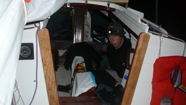 La nuit sera longue: comme c'est notre première sortie nocturne, on se relait pour surveiller le bateau. Cette photo a été prise à 2h du matin, quand je dois prendre mon tour