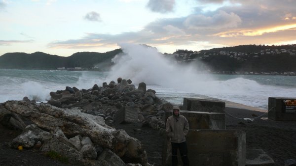 ... et créé des vagues énormes sur Lyall Bay ...