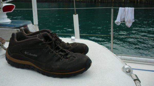 A l'arrivee pres de la plage, j'ai un peu rate ma sortie de la barque ... Du coup, mes chaussures doivent secher sur le pont