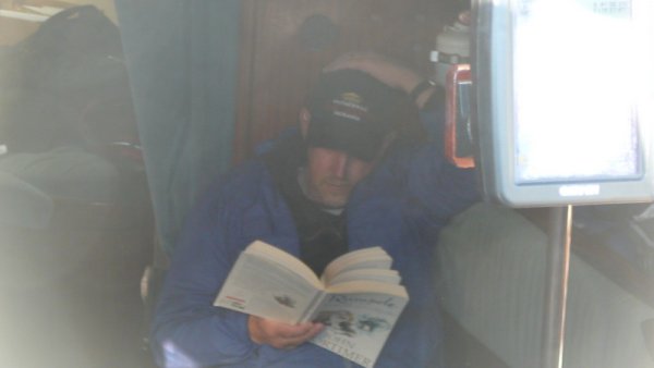 Pendant que Seb navigue, Peter arrive a lire dans la cabine. Admirable!