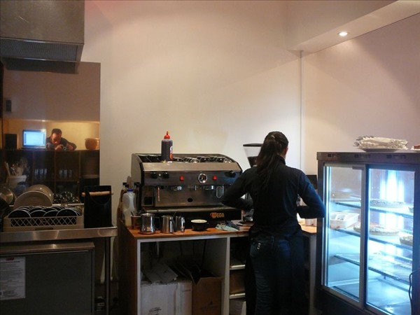 Luciana, notre employee plein temps, s'affaire a la machine a cafe