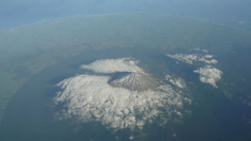 Installés à une place de choix dans l'avion (à droite de l'appareil), on profite d'une vue magnifique du Mont Taranaki.
