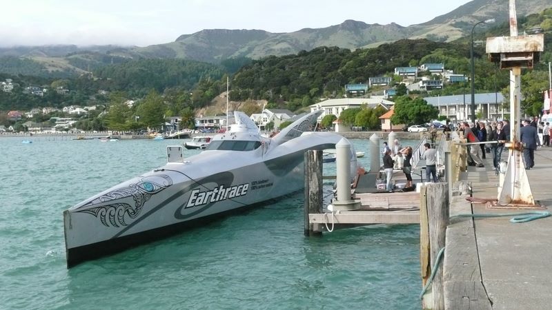 ... le fameux bateau d'Earthrace, celui la même qui fait le tour du monde uniquement sur du bio-carburant.