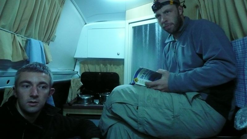 La preuve, on quitte la civilisation peu de temps après. Ici, dans le van, scène classique d'un soir de camping!