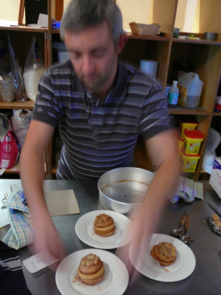 Seb termine de préparer son crumble: un arlequin de crumble aux pommes et au cassis.