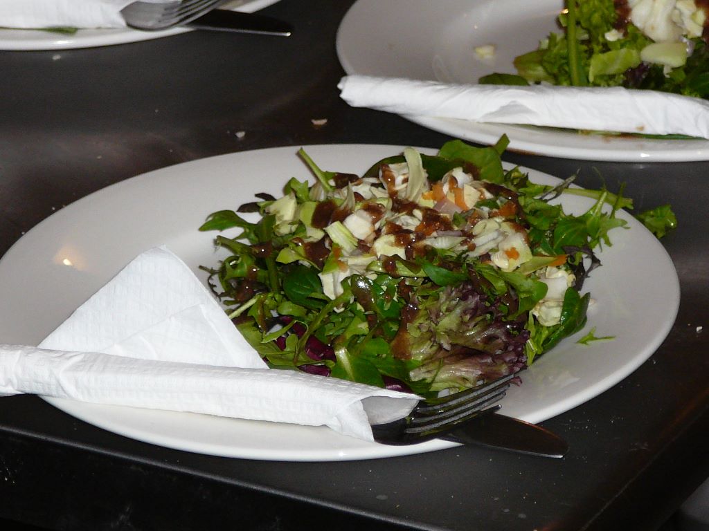 La salade, en attente de l'aubergine, pour les végétariens ou de la carbonnade pour les autres.