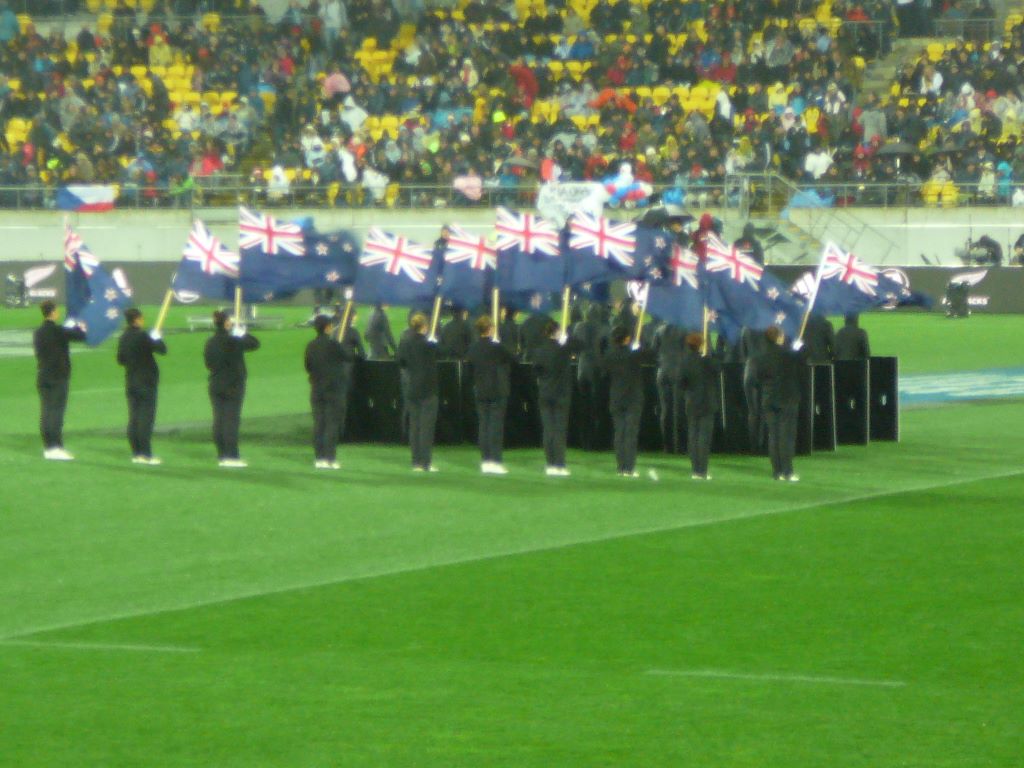 Sur le terrain, avant le match, les drapeaux Néo-Zélandais.