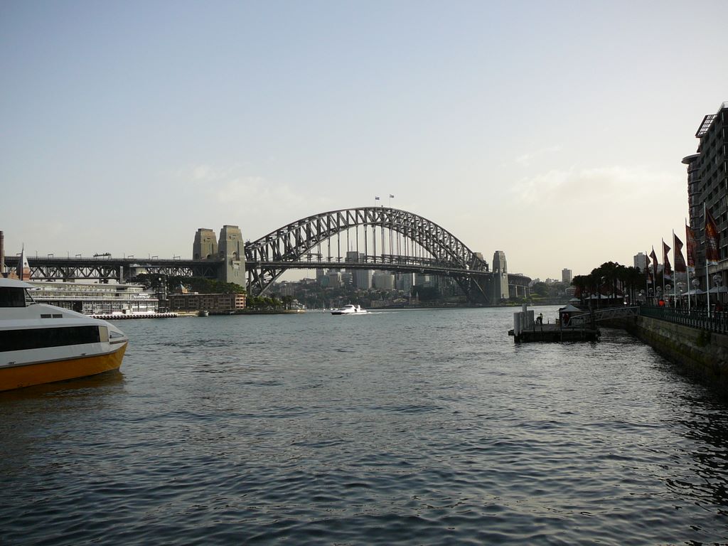 Le Sydney Harbour Bridge, avec les drapeaux australiens à son sommet.