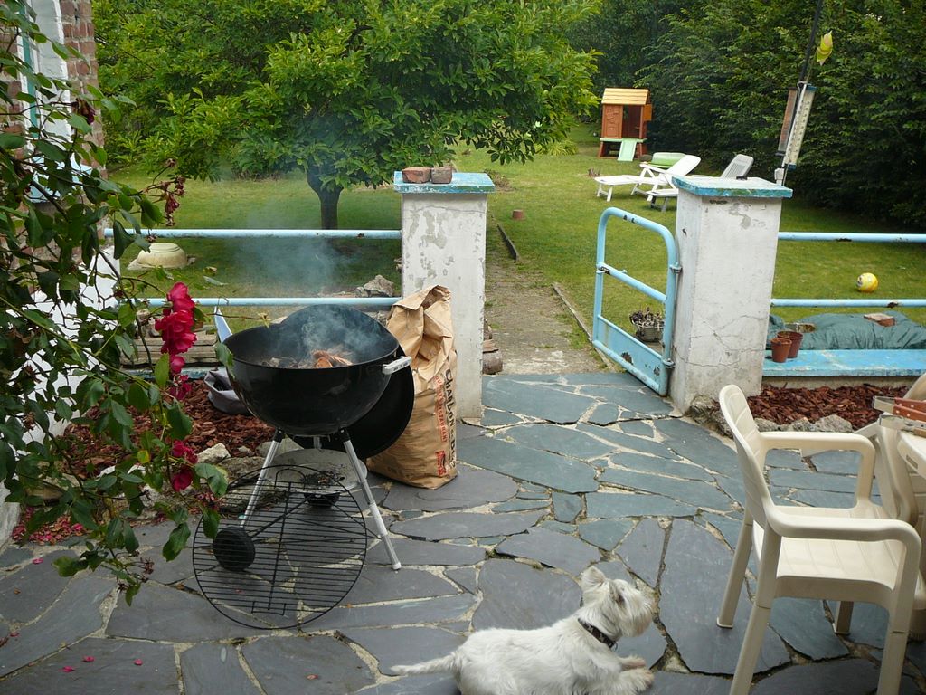 Roméo surveille le barbecue.
