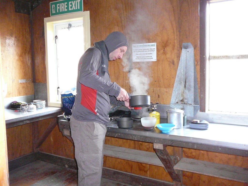 Après une toilette glaciale, on prépare le repas. C'est le seul refuge du Tararua sans cheminée. A l'intérieur, il fait vraiment très froid ....