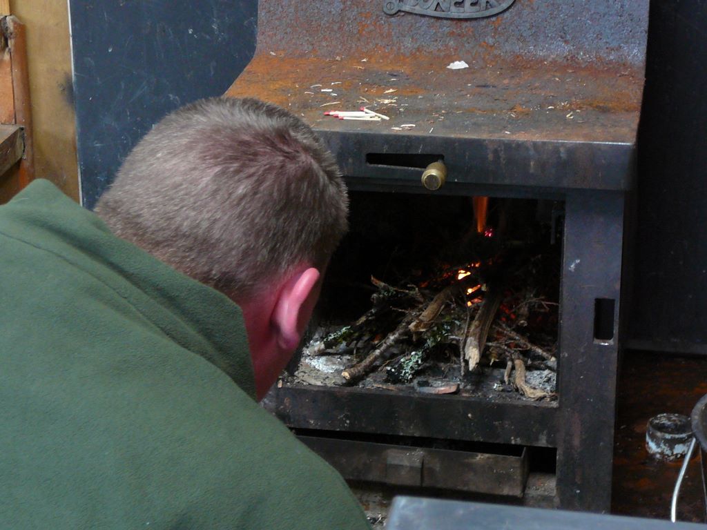 James se consacre à l'allumage du feu.