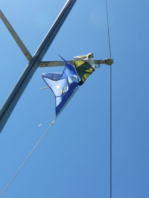 Les drapeaux du bateau.