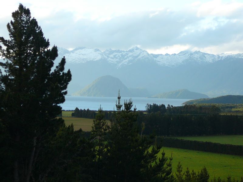 Notre backpacker fait face à Fiordland et le lac Manapouri.
