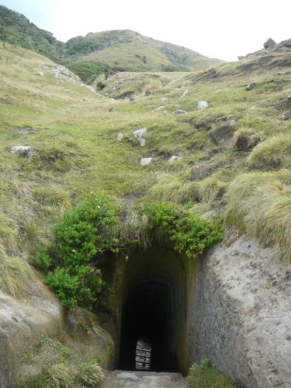 Le tunnel était donc un accès caché que les filles du notable ont utilisé ....