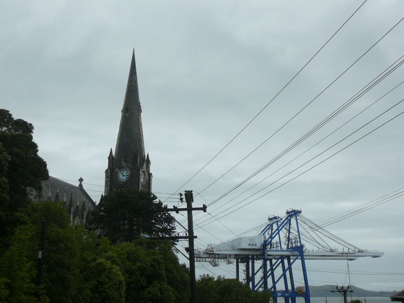 Port Chalmers, aux abords de Dunedin, où la vieille pierre côtoie les grues porte-containers.