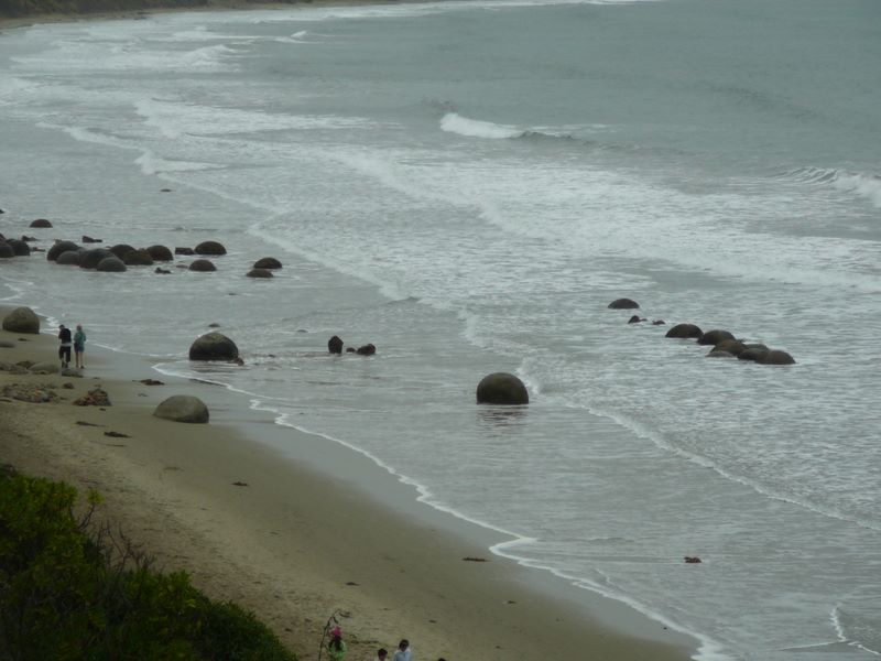 ... rochers en forme de boule, sculptés par la mer.