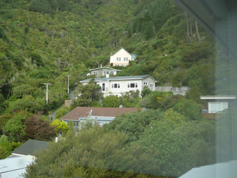 La maison, vue depuis le rivage