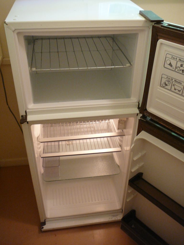 Nous avons vendu un vieux frigo, dans la buanderie ...