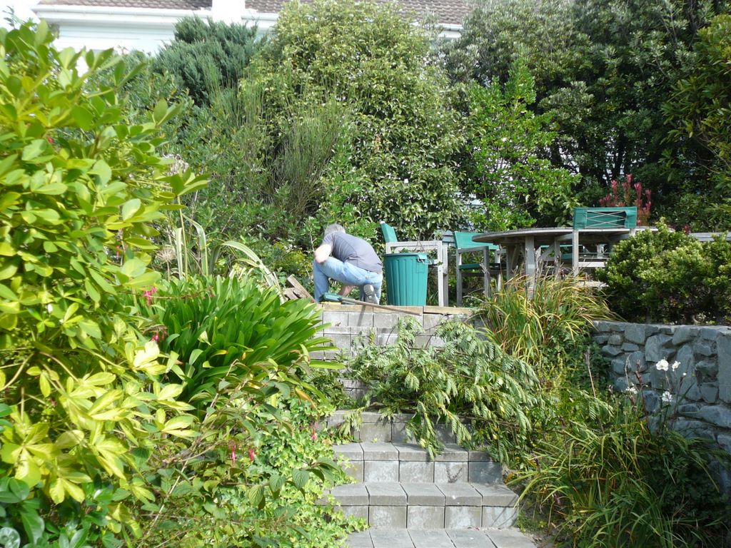 Pendant que je me suis concentré sur l'intérieur de la maison, Seb, lui, a travaillé sur la terrasse dans le jardin.