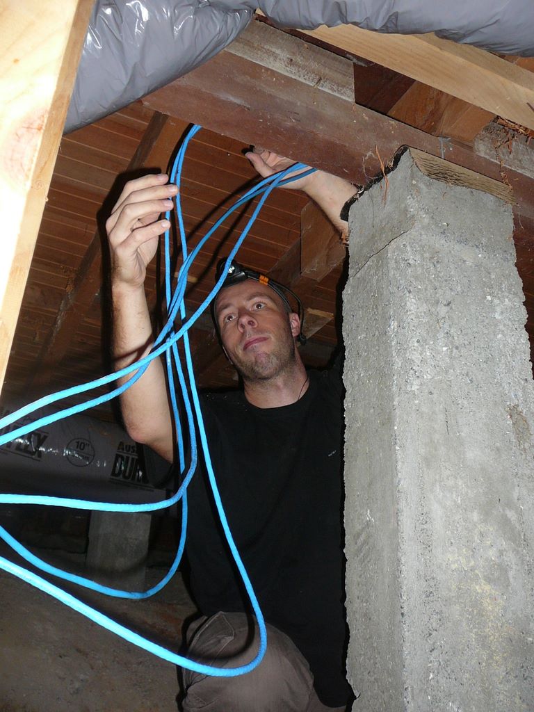 Parlant de câbles, nous avons installé un câblage ad hoc à la maison. Ici, sous la maison ..