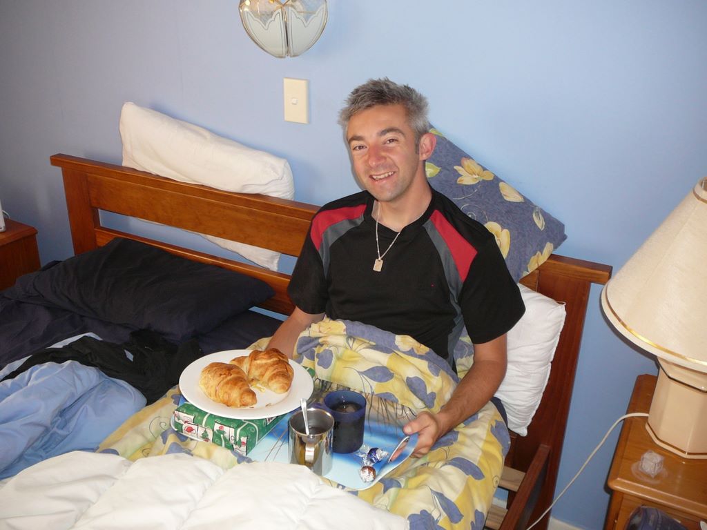 C'est le 13 mars, et c'est l'anniversaire de Seb. Il a bien mérité les croissants au lit!
