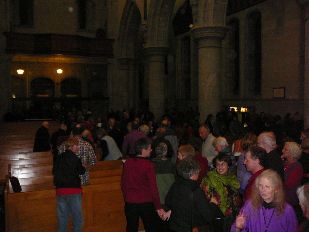 La cathédrale se vide petit à petit et les chanteurs se félicitent.