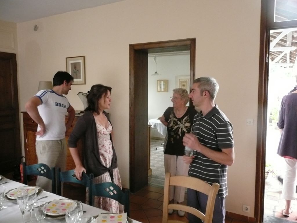 Puis, premier repas en famille. Ici, Laurent, Anne-charlotte et mamie.