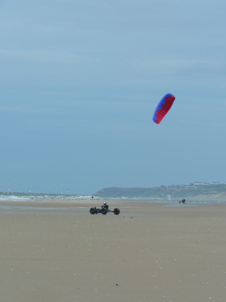Après le char à voile, le kite surf, voici le kite char, ou le char à kite...