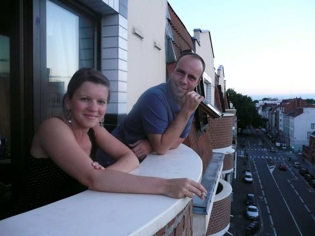 Anne-charlotte et moi sur le balcon de leur appartement.