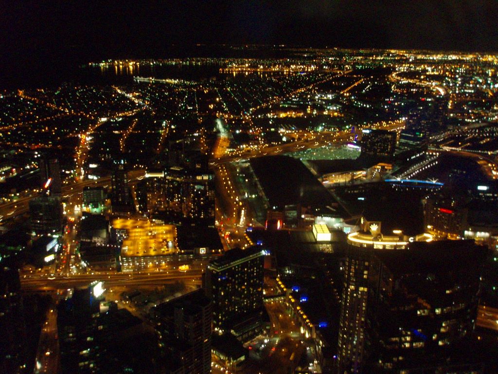 Melbourne by night. A gauche, les abords de la baie de Melbourne.