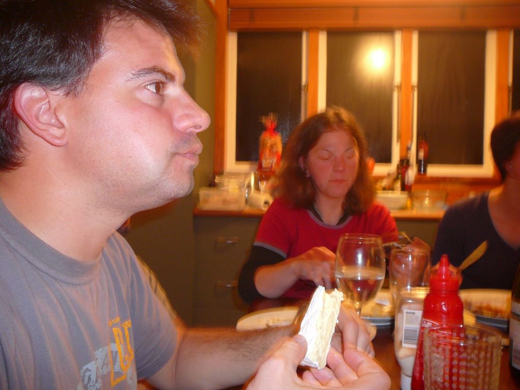 Seb et son fromage; bientôt, de retour en France, il pourra en manger à sa guise!