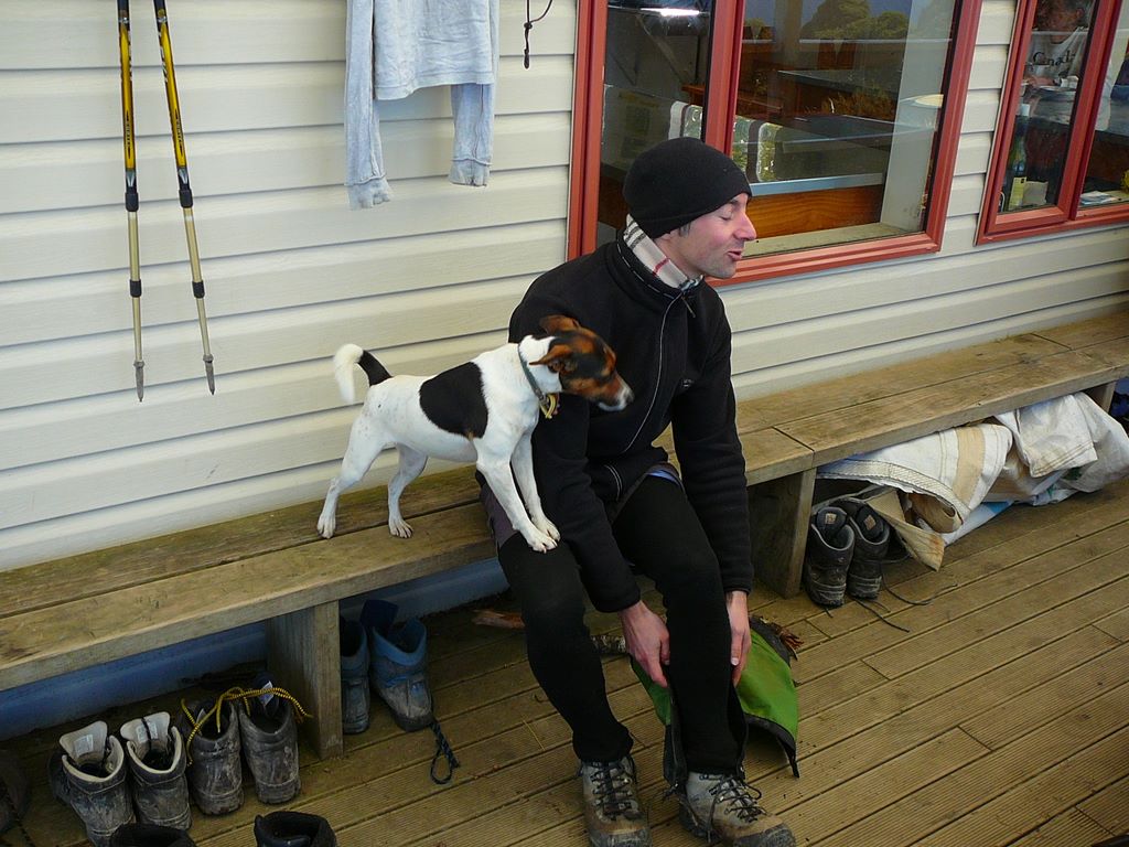 ... qui a un peu de mal à se réchauffer. Un des radonneurs lui aussi arrêté au refuge est monté avec ses chiens. En voici un, fort affectueux.