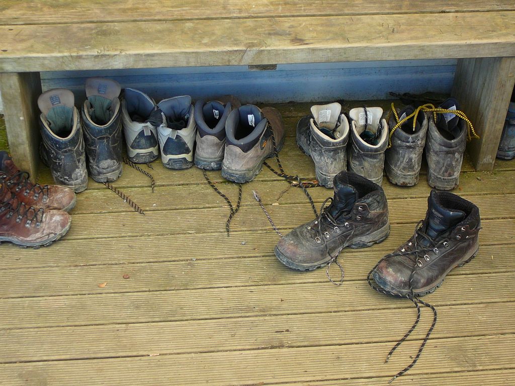 Un classique des refuges: les chaussures de marche qui restent dehors.