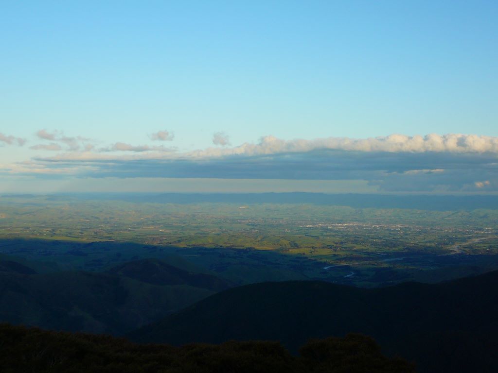 Le jour se couche tout doucement, et l'ombre du Tararua s'étend sur le Wairarapa.